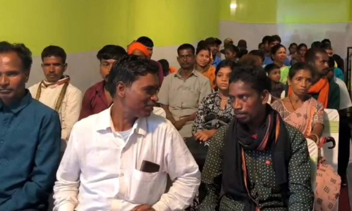 Major success for Jharkhand Police: 16 Maoists, including Santosh (who carried a reward of ₹15 lakh), surrender.