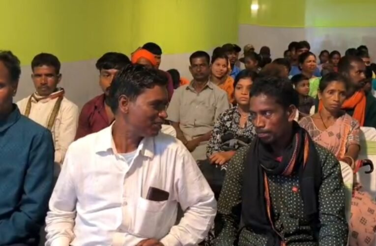 झारखंड पुलिस को बड़ी सफलता: 15 लाख के इनामी संतोष समेत 16 माओवादियों ने किया आत्मसमर्पण