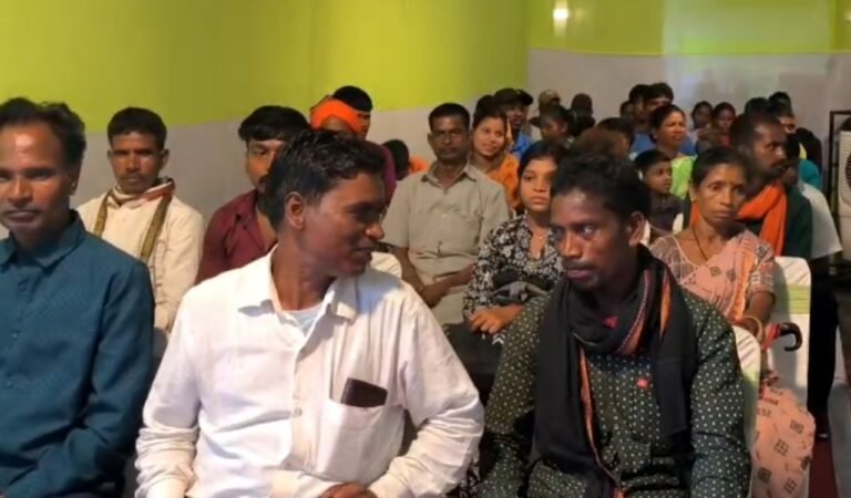 झारखंड पुलिस को बड़ी सफलता: 15 लाख के इनामी संतोष समेत 16 माओवादियों ने किया आत्मसमर्पण