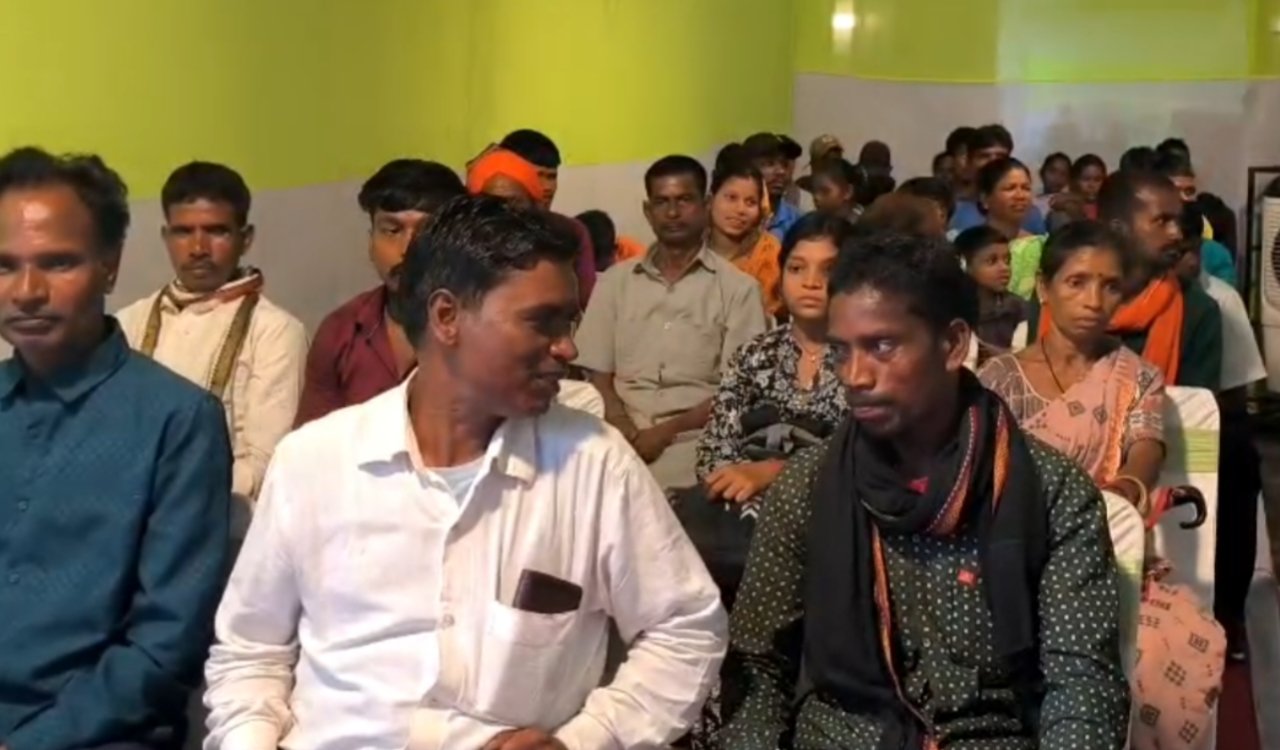 Major success for Jharkhand Police: 16 Maoists, including Santosh (who carried a reward of ₹15 lakh), surrender.