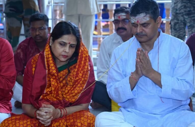 Chief Secretary Avinash Kumar arrived at Basukinath Dham and performed *Jalabhishek* of Baba Faujdarinath along with his family.