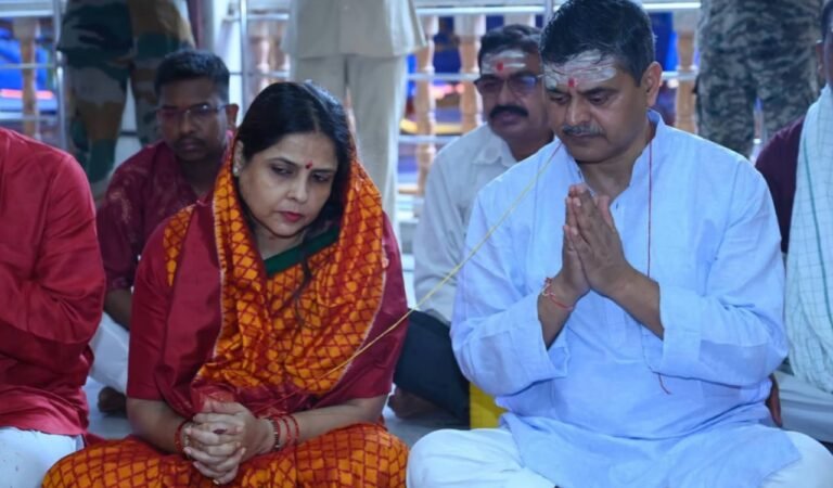 बासुकिनाथ धाम पहुंचे मुख्य सचिव अविनाश कुमार, सपरिवार किया बाबा फौजदारीनाथ का जलाभिषेक
