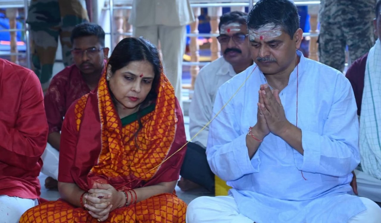 Chief Secretary Avinash Kumar arrived at Basukinath Dham and performed *Jalabhishek* of Baba Faujdarinath along with his family.