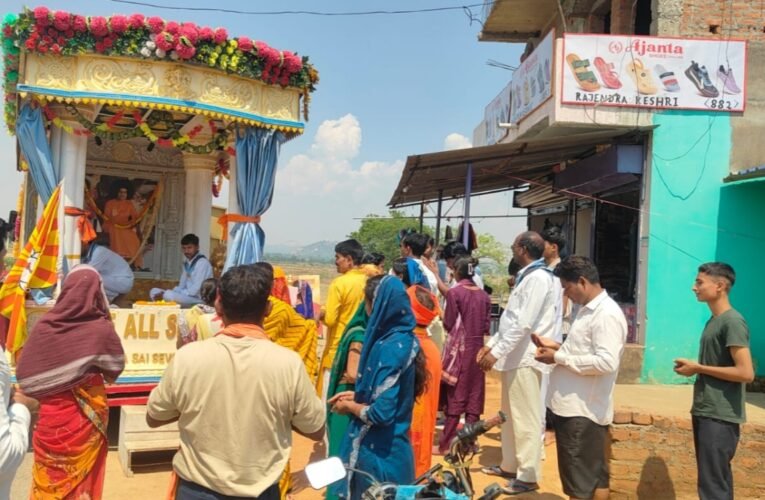Grand welcome for the 'Satya Sai Prem Pravahini' chariot in Simdega; an outpouring of devotion on Guru Purnima.