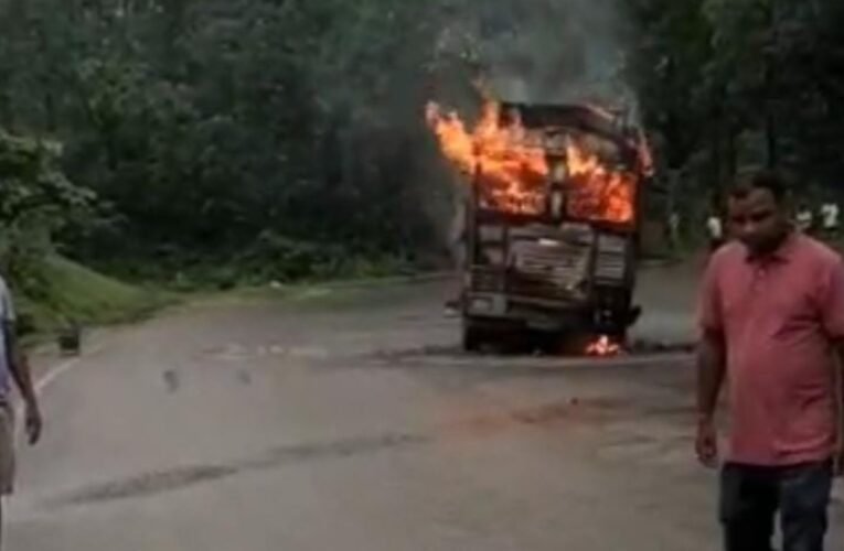 एनएच-143 पर मालवाहक ट्रक में लगी भीषण आग, सांसद प्रतिनिधि अमित पहुंचे घटनास्थल