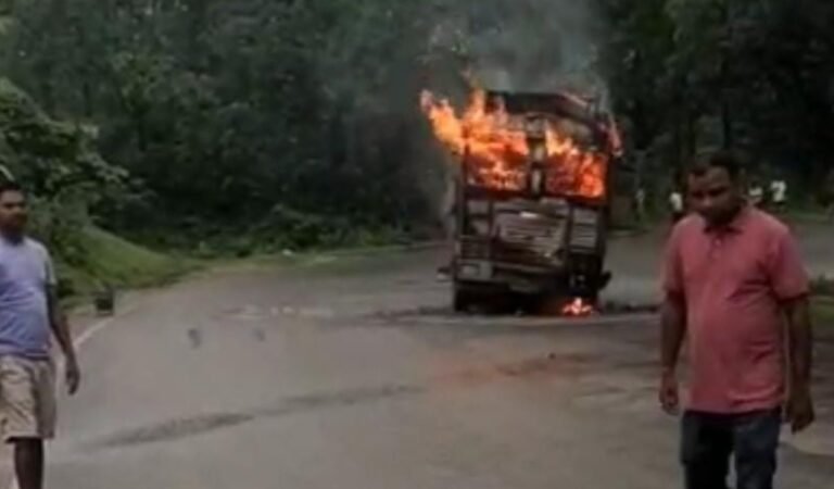एनएच-143 पर मालवाहक ट्रक में लगी भीषण आग, सांसद प्रतिनिधि अमित पहुंचे घटनास्थल