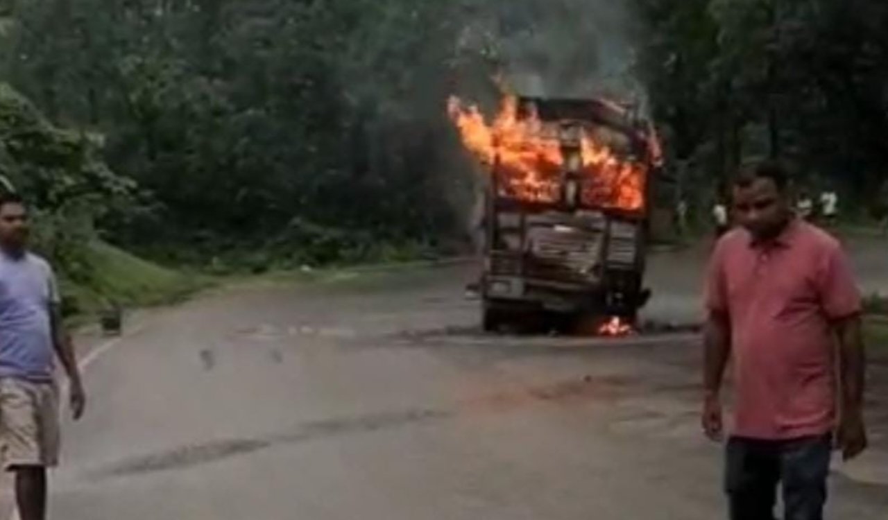 Massive fire breaks out in a cargo truck on NH-143; MP's representative Amit reaches the scene.