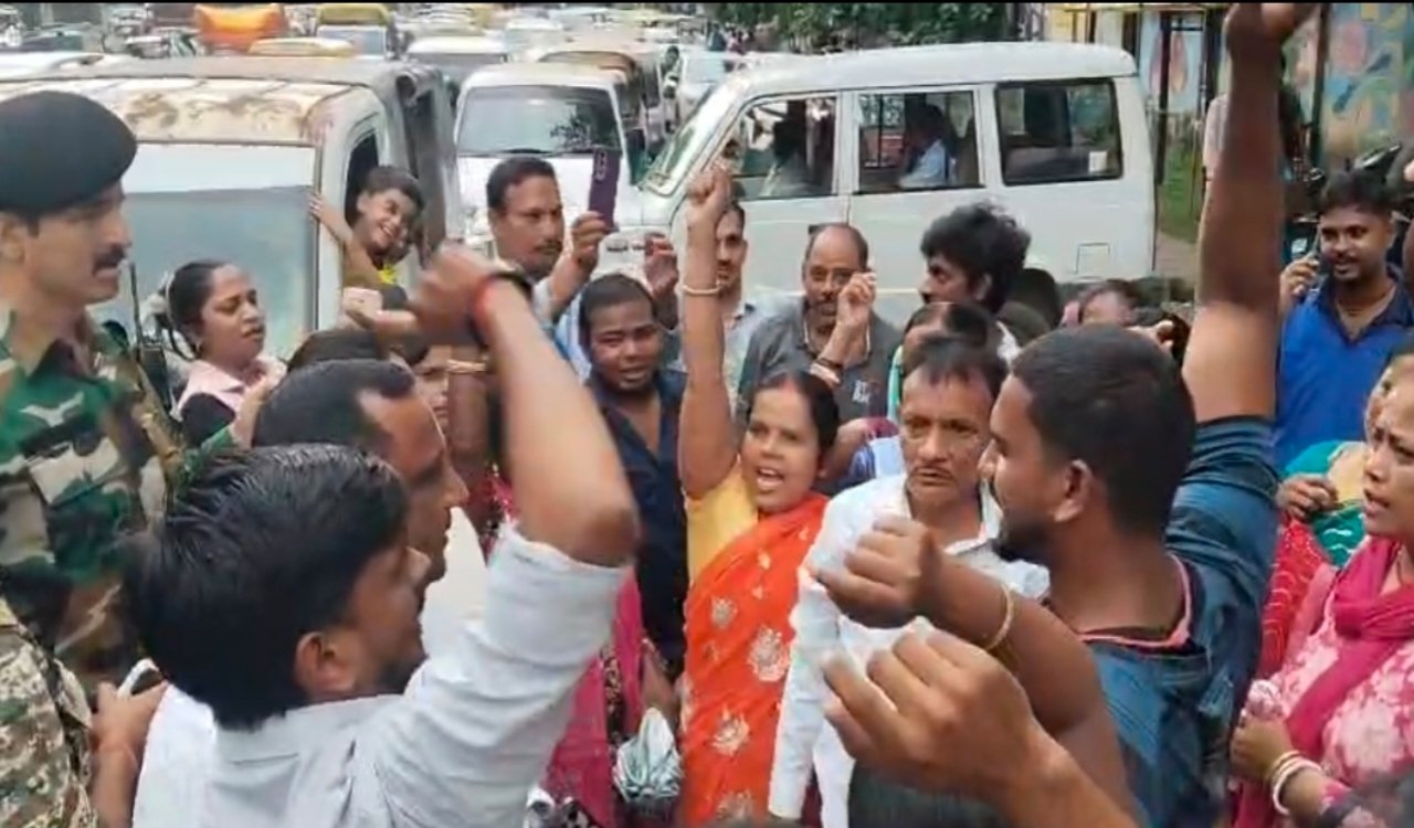 Apprehension of bulldozer action in several settlements of Jamshedpur.