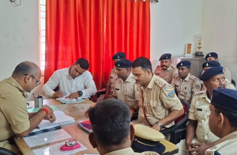 हजारीबाग: एसपी ने किया कटकमदाग थाना का निरीक्षण, लंबित मामलों के निष्पादन और फरार आरोपियों की गिरफ्तारी के दिए निर्देश