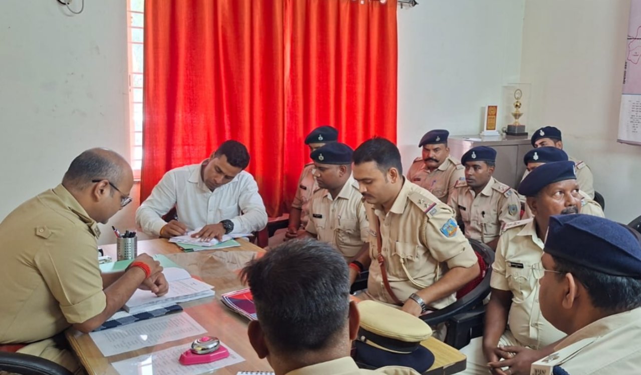 Hazaribagh: SP inspects Katkamdag police station; issues directives for the disposal of pending cases and the arrest of absconding accused.