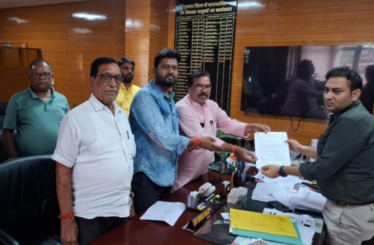 गुमला: पुलिस बीट चौकी तोड़े जाने का विरोध, भाजपा ने डीसी को सौंपा ज्ञापन