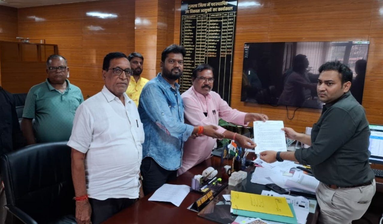 Gumla: BJP submits memorandum to DC protesting the demolition of a police beat outpost.