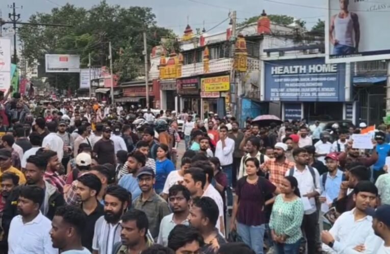 जेपीएससी-जेएसएससी अभ्यर्थियों की संविधान यात्रा: सरकार को दी आंदोलन तेज करने की चेतावनी