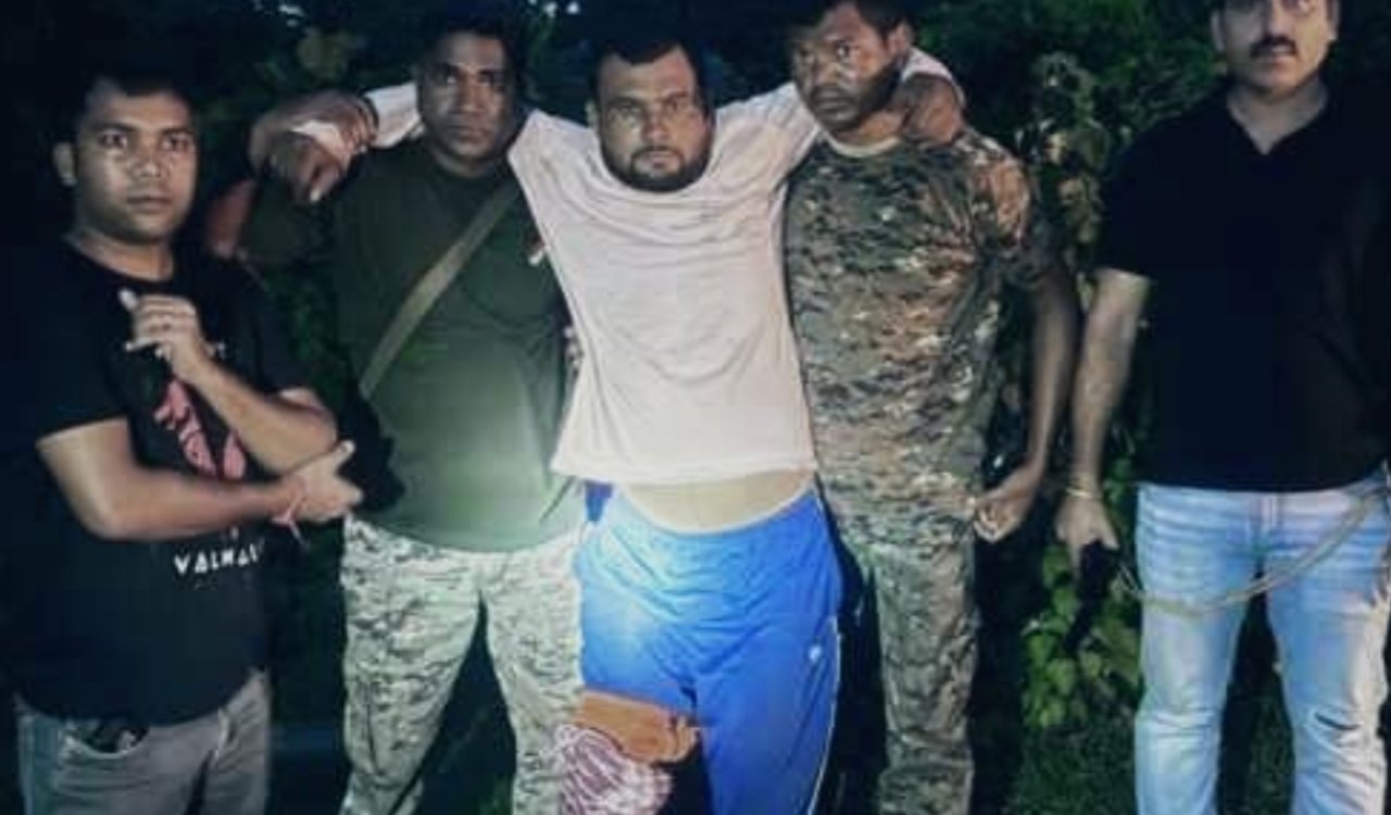 Encounter between police and Prince Khan gang in Hazaribagh; one criminal injured by gunfire.