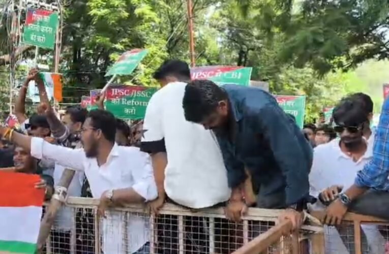 Ranchi: AJSU Student Union lays siege to Lok Bhawan over alleged irregularities in JSSC and demands regarding scholarships; memorandum submitted to the Governor.