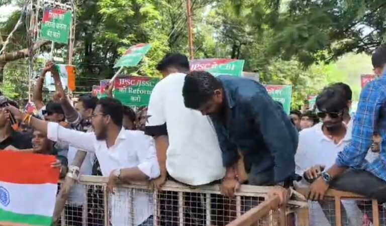 रांची: जेएसएससी में कथित अनियमितताओं और छात्रवृत्ति की मांग को लेकर आजसू छात्र संघ का लोक भवन घेराव, राज्यपाल को सौंपा ज्ञापन