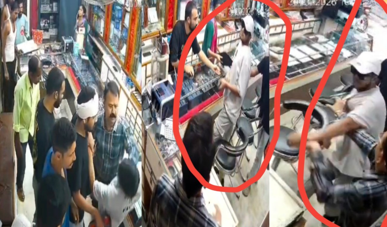 Miscreants arrived to commit robbery at gunpoint; the jeweler himself snatched the weapon away.