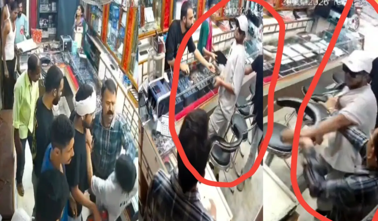 Miscreants arrived to commit robbery at gunpoint; the jeweler himself snatched the weapon away.
