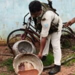 सिमडेगा में अवैध शराब पर पुलिस का बड़ा अभियान, 957 किलो जावा महुआ और 30 लीटर महुआ शराब नष्ट Major police crackdown on illicit liquor in Simdega; 957 kg of Java Mahua and 30 liters of Mahua liquor destroyed.