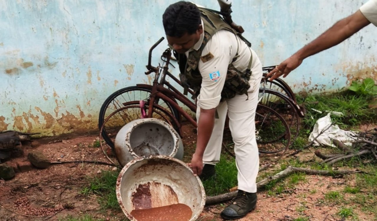 Major police crackdown on illicit liquor in Simdega; 957 kg of Java Mahua and 30 liters of Mahua liquor destroyed.