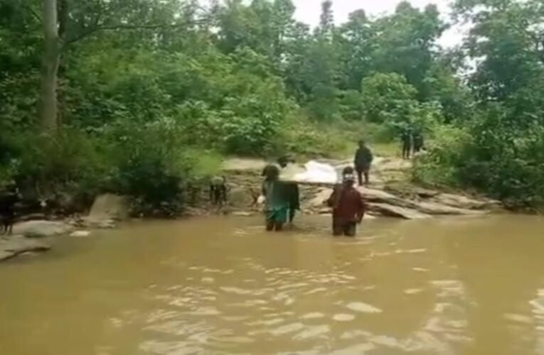 पुल नहीं तो खटिया ही सहारा: सिमडेगा में शव को कंधों पर उठाकर नाला पार करने को मजबूर हुए ग्रामीण