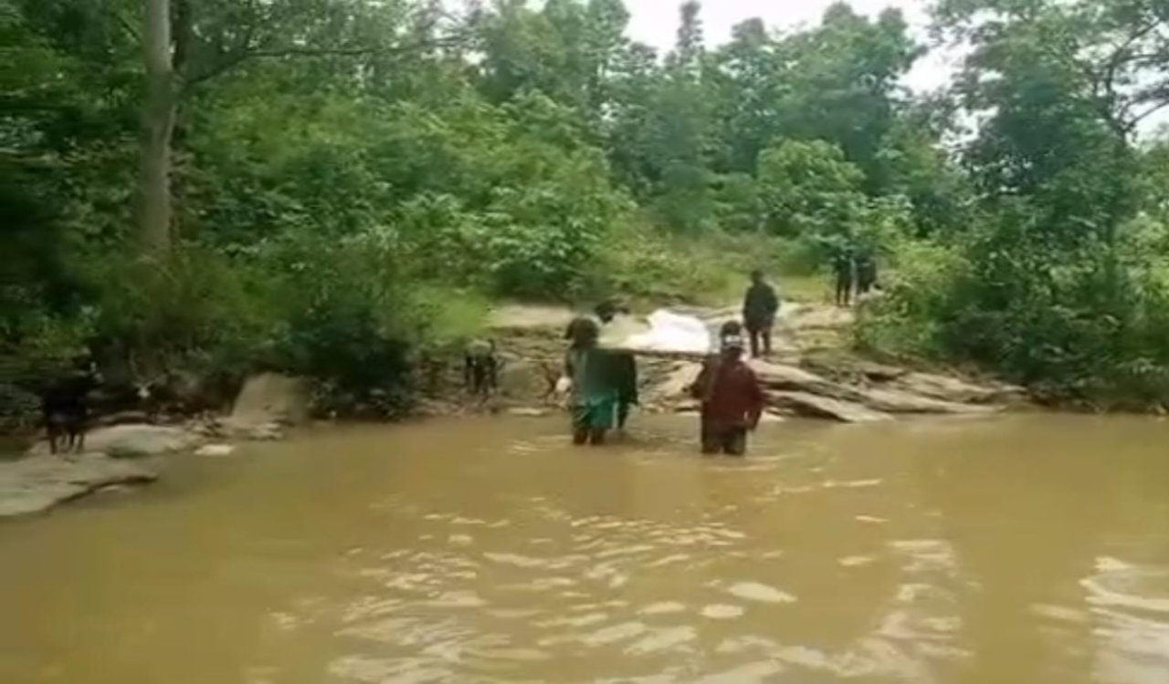 In Simdega, a string cot is the only recourse in the absence of a bridge.