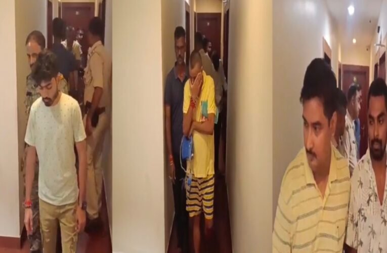 जमशेदपुर :  होटल में पुलिस की देर रात छापेमारी, महीनों से ठहरे लोगों से पूछताछ; दस्तावेज और मोबाइल खंगाल रही पुलिस