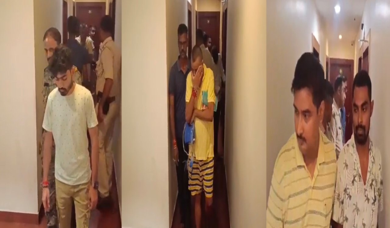 Jamshedpur: Police raid hotel late at night.