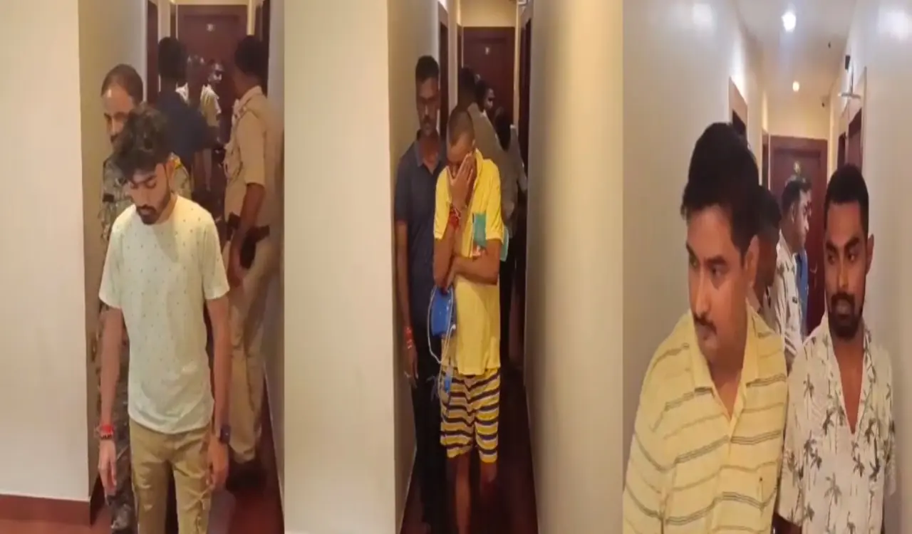 Jamshedpur: Police raid hotel late at night.
