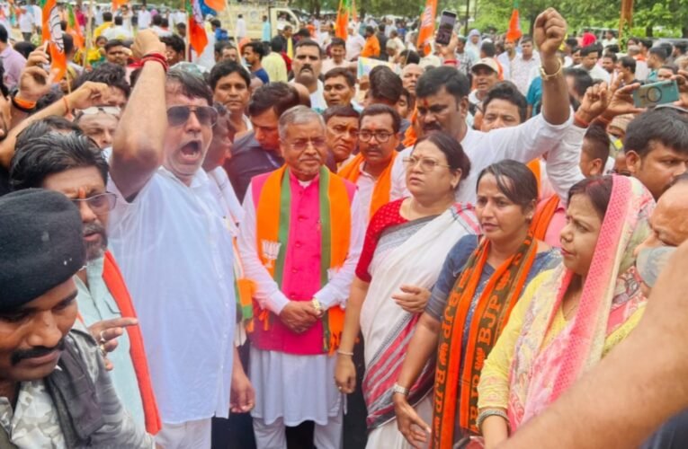 BJP stages massive protest in Jamtara; Babulal Marandi attacks Hemant government.