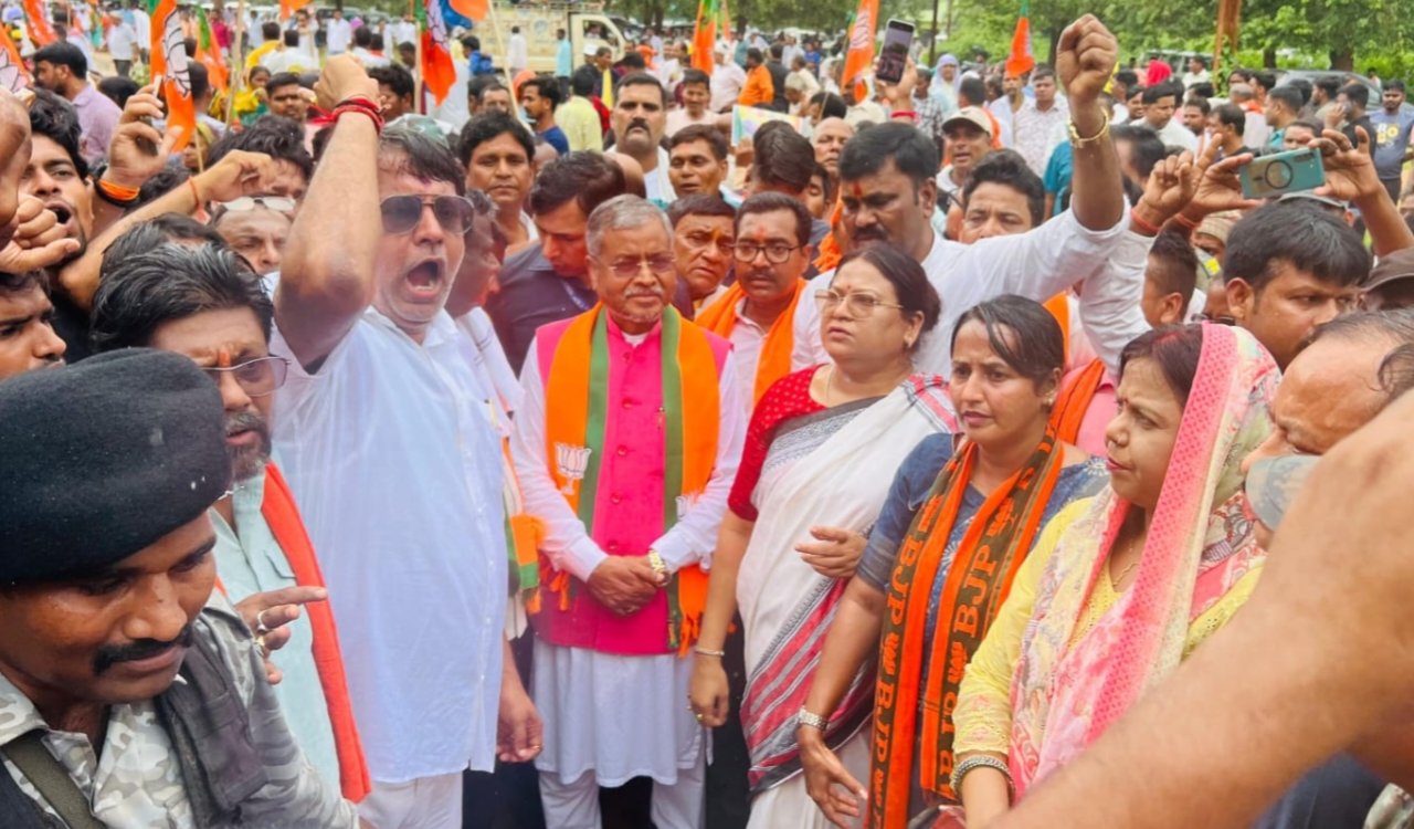 BJP stages massive protest in Jamtara; Babulal Marandi attacks Hemant government.