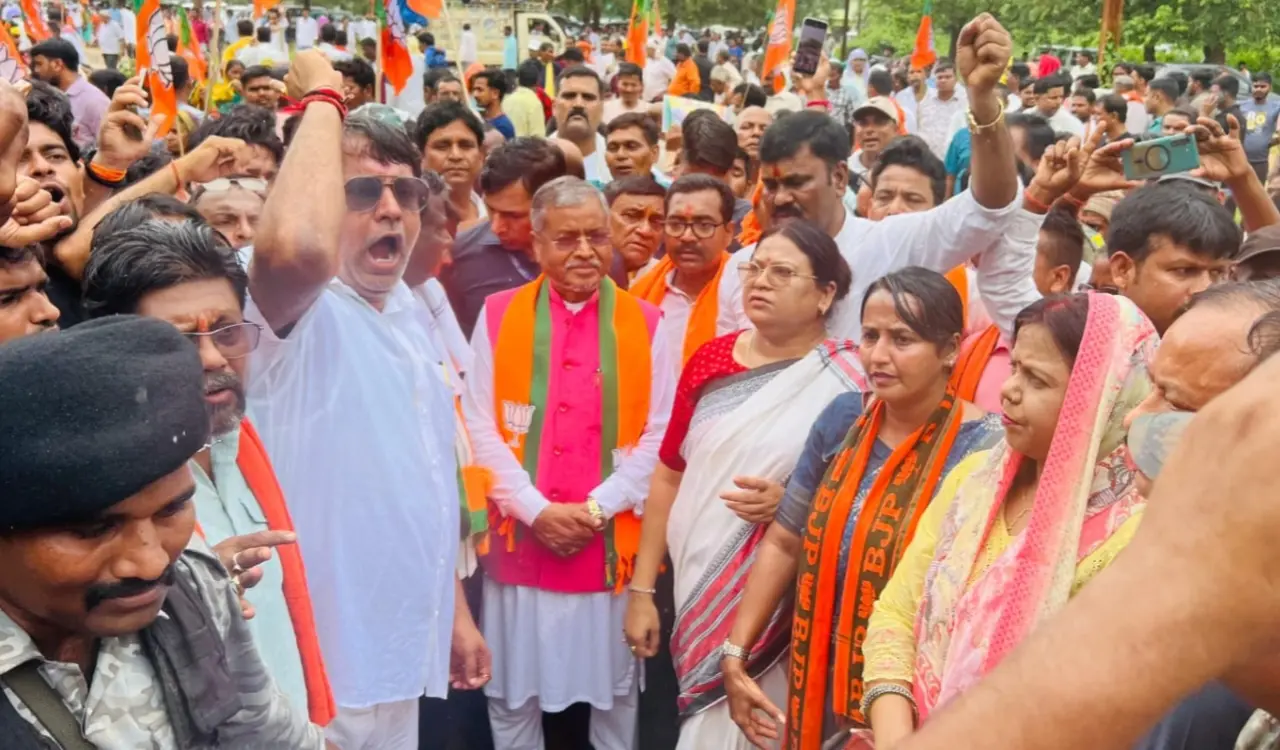 BJP stages massive protest in Jamtara; Babulal Marandi attacks Hemant government.