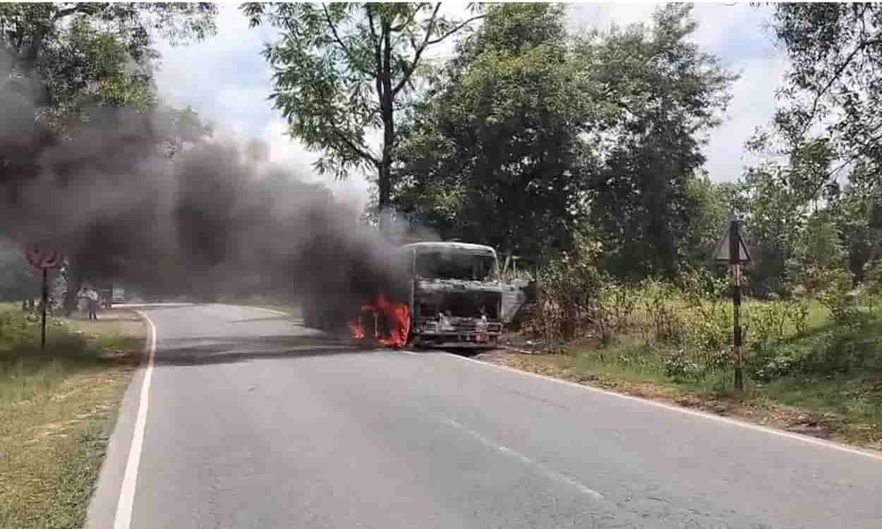 A tanker parked at Chandil NH-33 roundabout caught fire.
