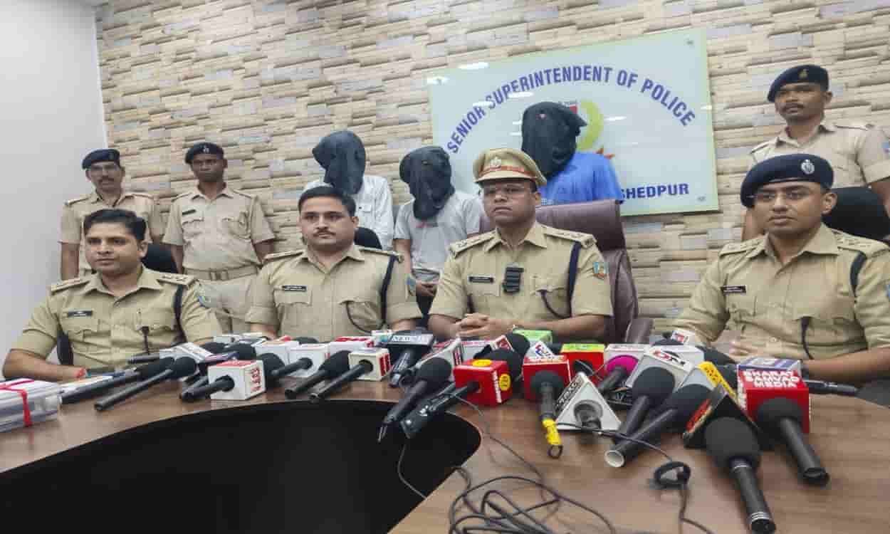 जमशेदपुर: करणी सेना नेता हिमांशु हत्याकांड का मुख्य आरोपी 'बोदरा' कोर्ट में सरेंडर, भाजपा नेता नीरज सिंह राजस्थान से लाया गया
