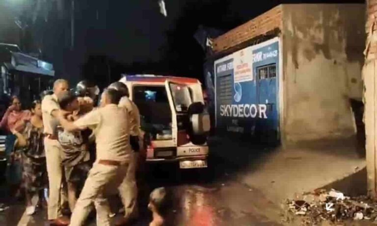 जमशेदपुर : पुराने एमजीएम अस्पताल के पास दुकानदार पर चापड़ से हमला, रंगदारी मांगने का आरोप; एक युवक हिरासत में