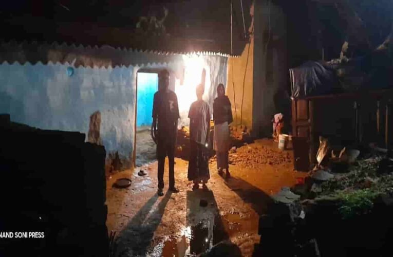 लोहरदगा :अधूरी नाली बनी आदिवासी परिवार के लिए आफत, बारिश में घर डूबा; बच्चियों ने पड़ोसी के घर बिताई रात
