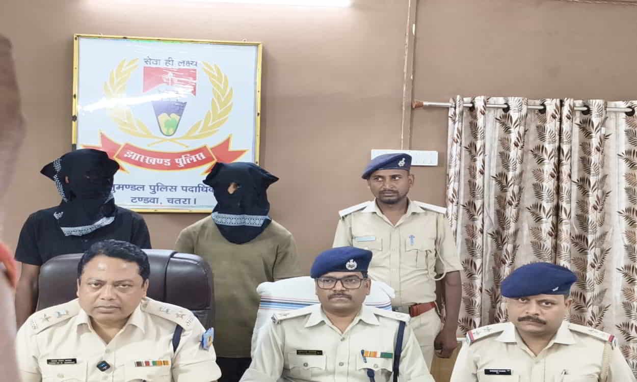 Two smugglers arrested with brown sugar in Chatra.