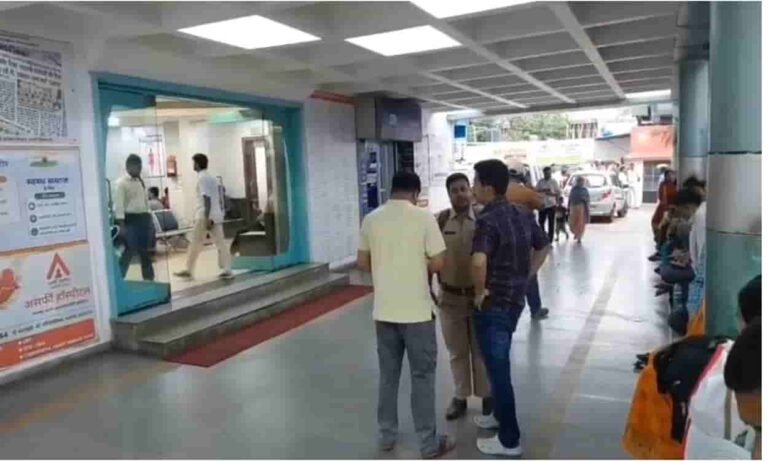 धनबाद के बड़वाअड्डा में भीषण सड़क हादसा: हज़ारीबाग पुलिस वैन ट्रेलर से टकराई, ASI की मौत, चार पुलिसकर्मी गंभीर