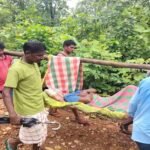Jamshedpur: Sick villager carried 4 km on a cot to the hospital.