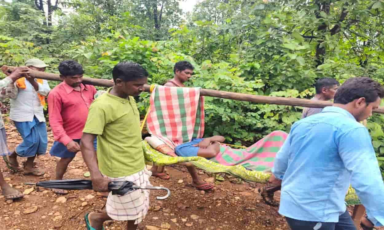 Jamshedpur: Sick villager carried 4 km on a cot to the hospital.