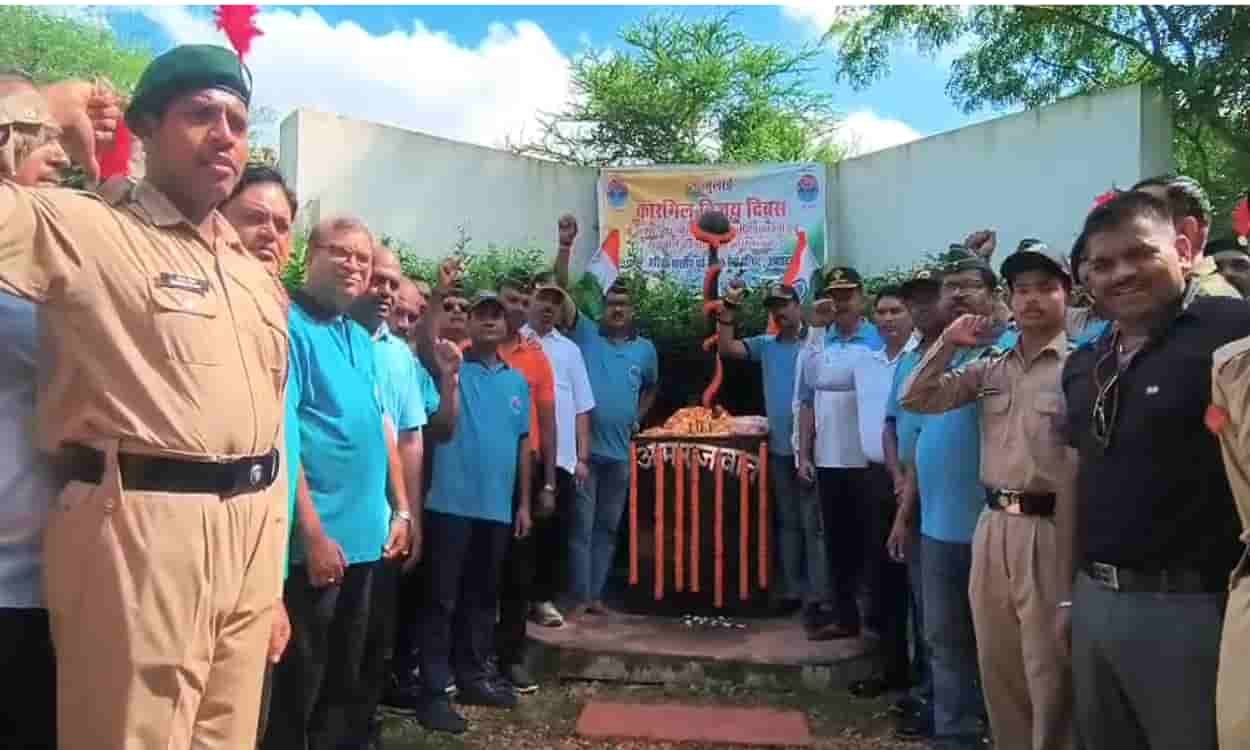 Ex-servicemen honored in Jamshedpur on Kargil Vijay Diwas.
