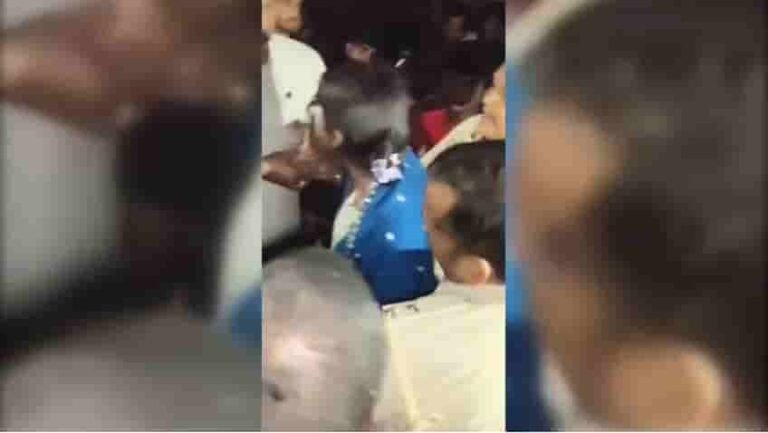 कोडरमा: फरार नाबालिग को बरामद करने पहुंची पुलिस, हंगामे के दौरान महिला पुलिसकर्मी पर चाकू से हमला करने का प्रयास