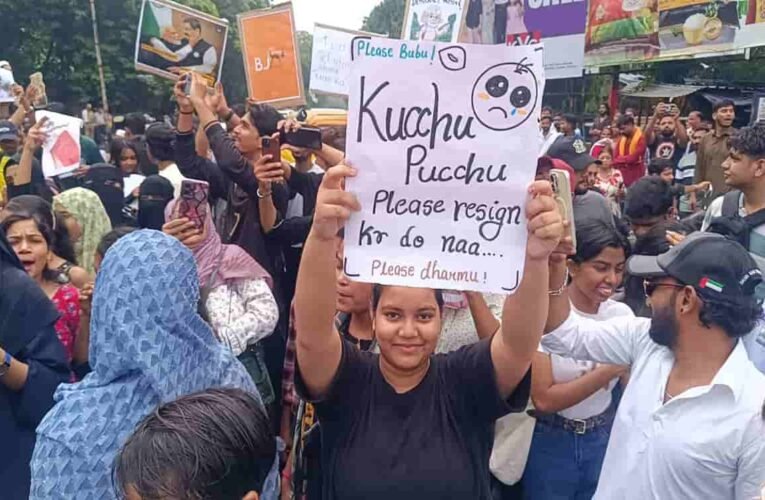 Student anger erupts in Jamshedpur; massive protest at Sakchi Roundabout.