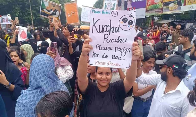 नीट पेपर लीक मामला: जमशेदपुर में छात्रों का फूटा गुस्सा, साकची गोलचक्कर पर जोरदार प्रदर्शन