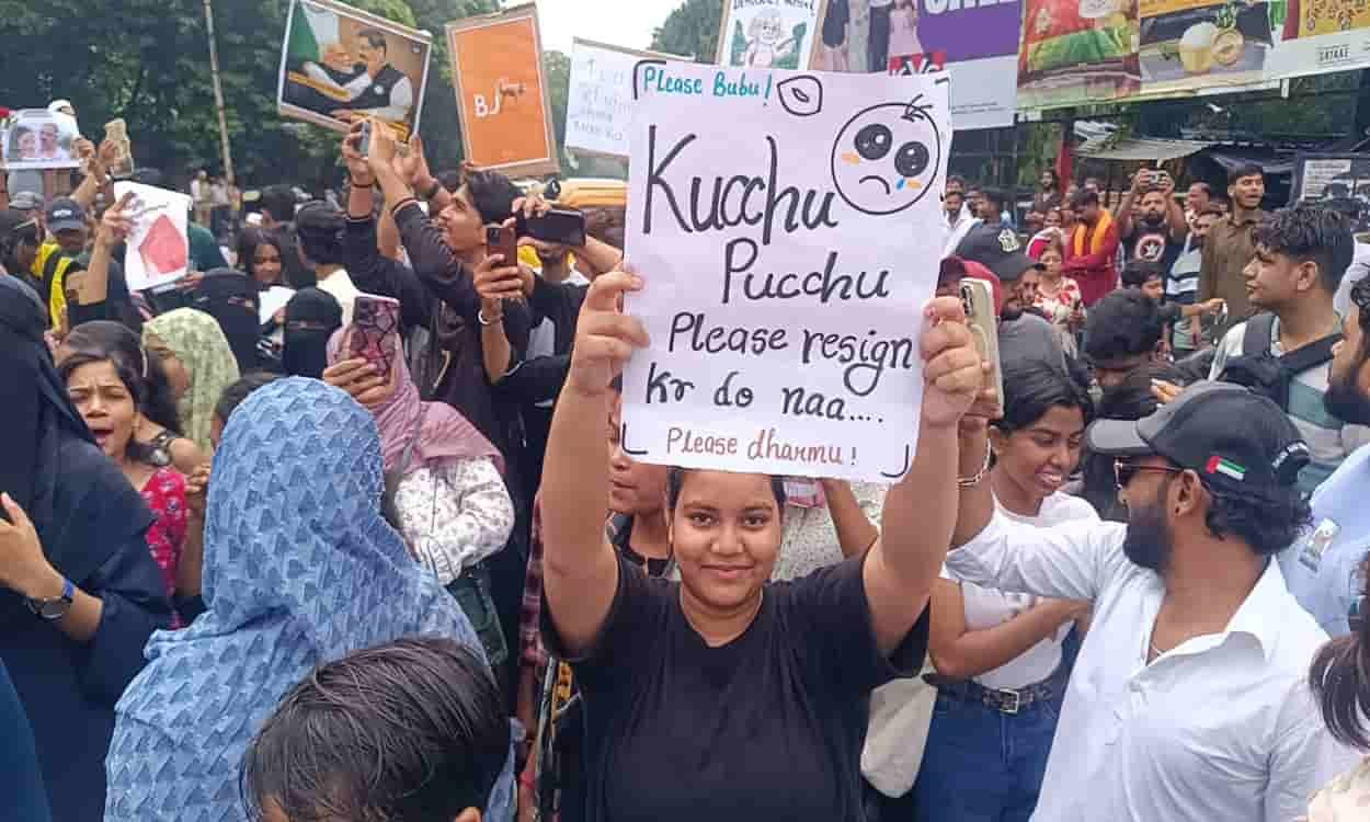 Student anger erupts in Jamshedpur; massive protest at Sakchi Roundabout.