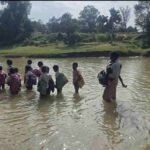 सिमडेगा के बानो प्रखंड में बरसात बनी बच्चों की सबसे बड़ी परीक्षा, रोज जान जोखिम में डालकर स्कूल पहुंचने को मजबूर Rain poses the biggest test for children in Simdega's Bano block.