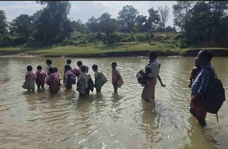 सिमडेगा के बानो प्रखंड में बरसात बनी बच्चों की सबसे बड़ी परीक्षा, रोज जान जोखिम में डालकर स्कूल पहुंचने को मजबूर