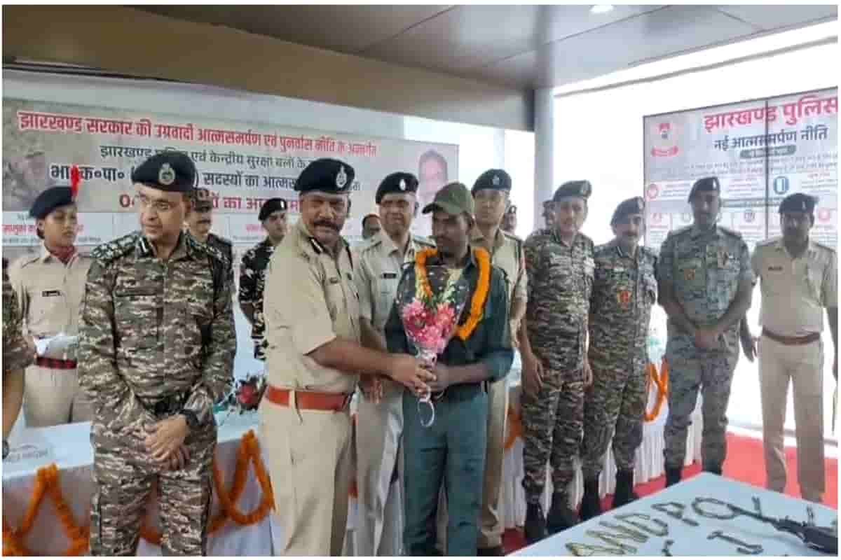 Chaibasa: Four Naxalites, including one carrying a reward of 10 lakh, surrender