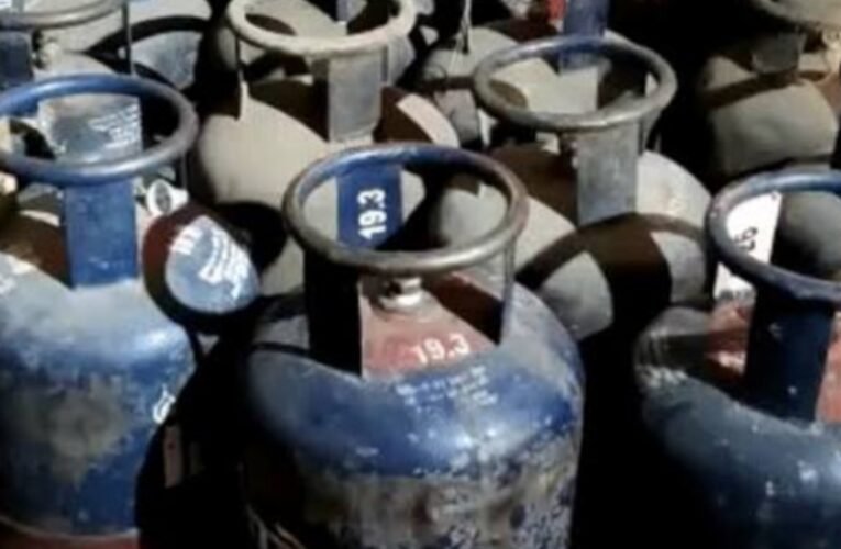 कमर्शियल एलपीजी सिलेंडर के दाम में 200 रुपये से अधिक की कटौती, घरेलू सिलेंडर की कीमत में कोई बदलाव नहीं