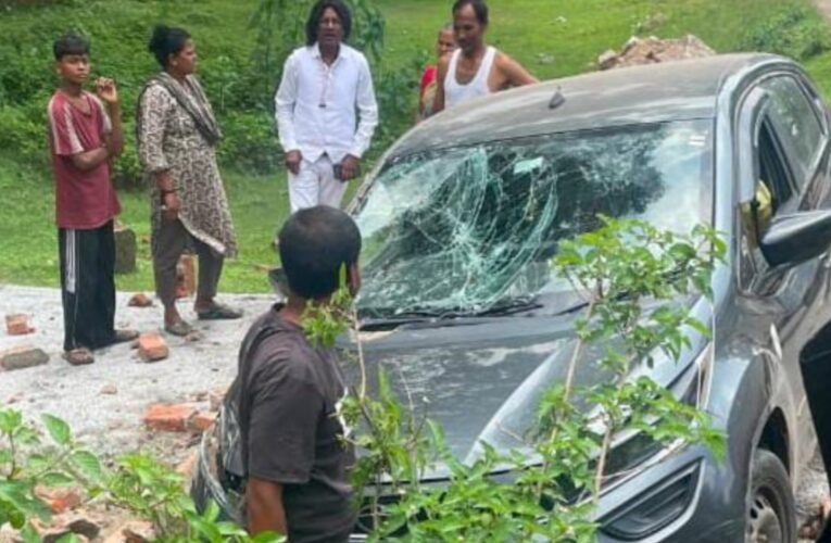 गुमला: NH-43 के गड्ढे में फंसकर ऑल्टो कार हादसे का शिकार, दो घायल